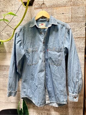 Levi's | Vintage Classic Light-Wash Denim Button-Up Relaxed Work Shirt - Men's M